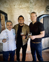 Cargar imagen en el visor de la galería, Tequila MANO DE OBRA Añejo 100% Agave - 250 ml botellas Ed ZEMPLEN OAK
