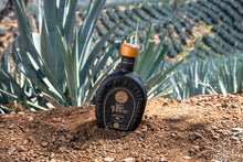 Cargar imagen en el visor de la galería, Tequila Los Tres Toños BLACK EDITION Extra añejo 100% Agave - 750ml
